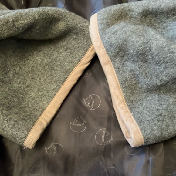 Medium women’s Fjall Raven Gray Cape Jacket with Hood removable Faux Fur Trim - Picture 11 of 12